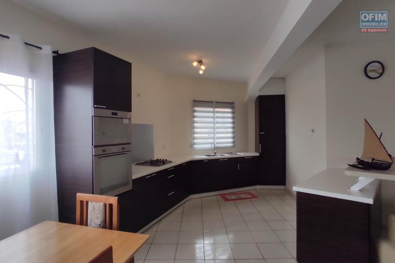 A LOUER un appartement T4 meublé et équipé dans un immeuble sécurisé à 5mn d'ivandry et 7mn d'Ambatobe