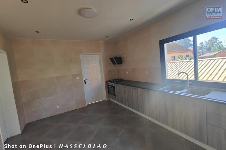 à louer Appartement T4 à 2 pas de leader Ambatobe Contact: 0340244301