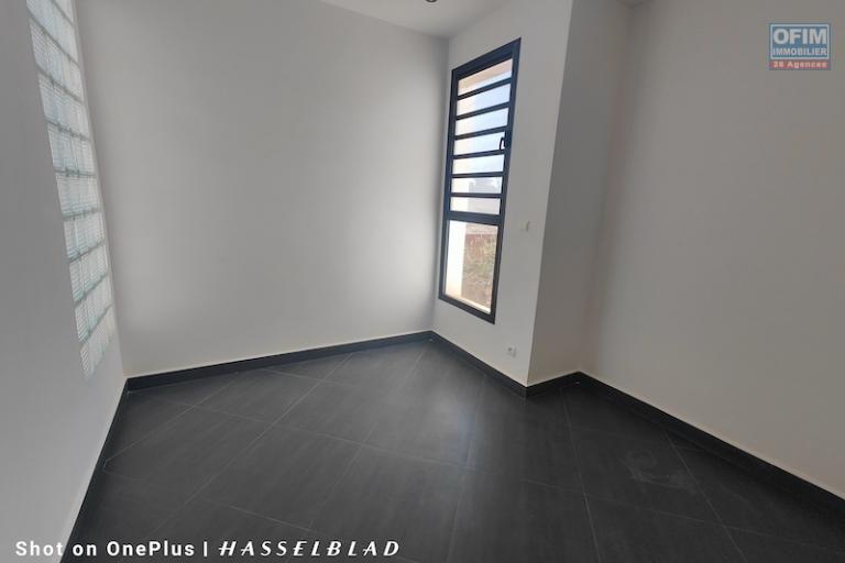 &agrave; louer Appartement T4 &agrave; 2 pas de leader Ambatobe Contact Mr Jacky