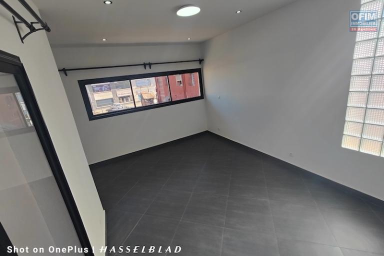 à louer Appartement T4 à 2 pas de leader Ambatobe Contact: 0340244301