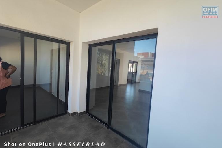 &agrave; louer Appartement T4 &agrave; 2 pas de leader Ambatobe Contact Mr Jacky 0340244304