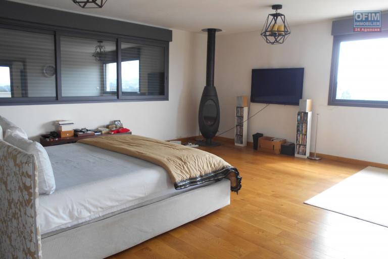 Un grand appartement T4 meubl&eacute; &agrave; Ivandry ( CONTACT LALAINA )