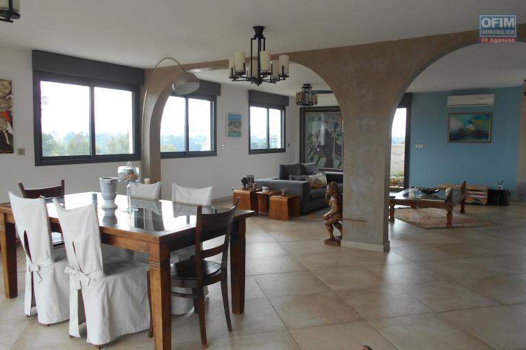 Un grand appartement T4 meubl&eacute; &agrave; Ivandry ( CONTACT LALAINA )