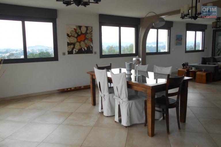 Un grand appartement T4 meublé à Ivandry ( CONTACT LALAINA 0340858376 )