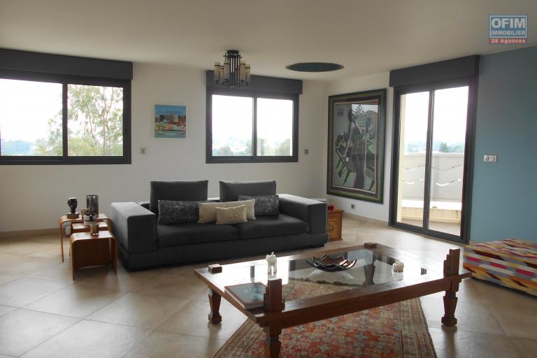 Un grand appartement T4 meublé à Ivandry ( CONTACT LALAINA 0340858376 )