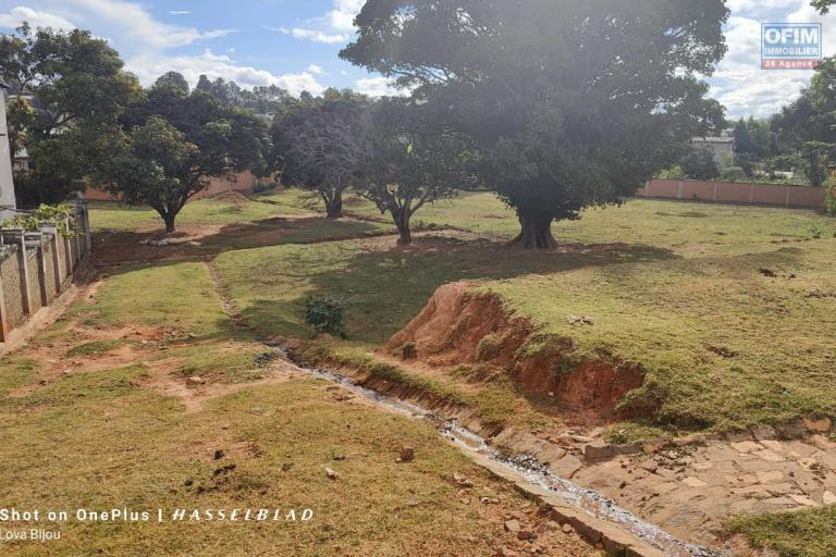 A VENDRE - Beau terrain constructible, cl&ocirc;turer, dans un secteur strat&eacute;gique &agrave; Antanetibe Ivato, contact rapide