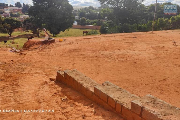 A VENDRE - Beau terrain constructible, clôturer, dans un secteur stratégique à Antanetibe Ivato, contact rapide : jacky@ofim.mg