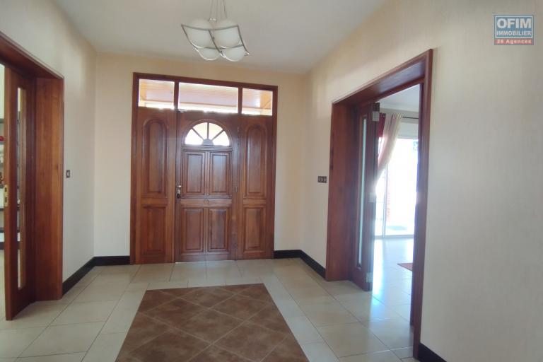A louer, spacieuse villa meublée de haut standing F5+ dans une résidence sécurisée H24/7 sur Androhibe- Antananarivo (CONTACT FELANA 0341654755)