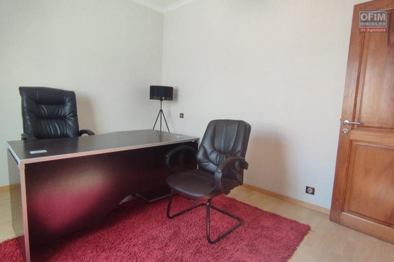 A louer, spacieuse villa meublée de haut standing F5+ dans une résidence sécurisée H24/7 sur Androhibe- Antananarivo (CONTACT FELANA 0341654755)
