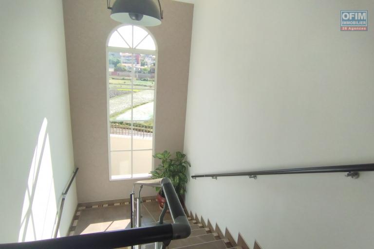A louer, spacieuse villa meublée de haut standing F5+ dans une résidence sécurisée H24/7 sur Androhibe- Antananarivo (CONTACT FELANA)