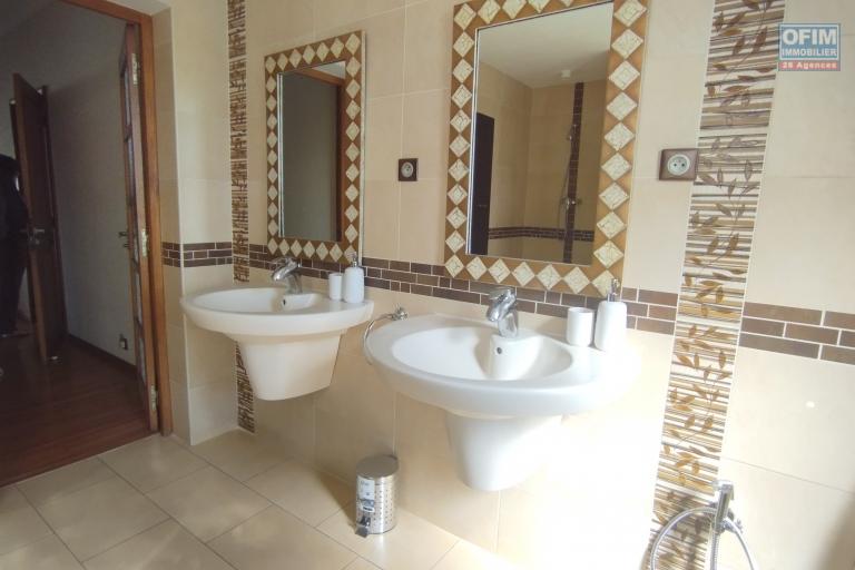 A louer, spacieuse villa meublée de haut standing F5+ dans une résidence sécurisée H24/7 sur Androhibe- Antananarivo (CONTACT FELANA)