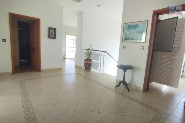 A louer, spacieuse villa meublée de haut standing F5+ dans une résidence sécurisée H24/7 sur Androhibe- Antananarivo (CONTACT FELANA)