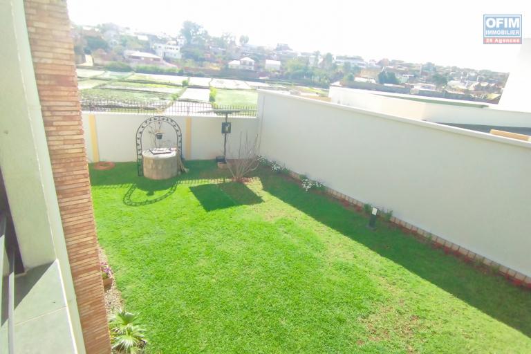 A louer, spacieuse villa meublée de haut standing F5+ dans une résidence sécurisée H24/7 sur Androhibe- Antananarivo (CONTACT FELANA)