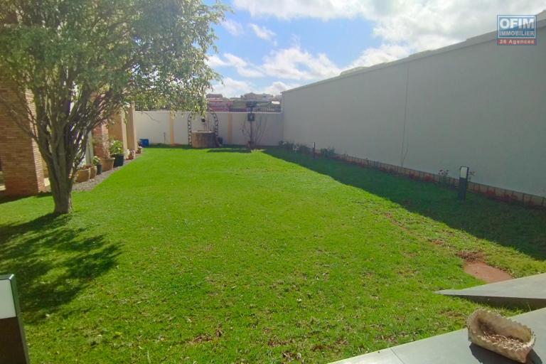A louer, spacieuse villa meublée de haut standing F5+ dans une résidence sécurisée H24/7 sur Androhibe- Antananarivo (CONTACT FELANA 0341654755)