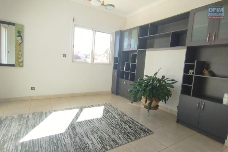 A louer, spacieuse villa meublée de haut standing F5+ dans une résidence sécurisée H24/7 sur Androhibe- Antananarivo (CONTACT FELANA 0341654755)