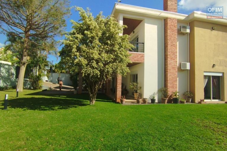 A louer, spacieuse villa meublée de haut standing F5+ dans une résidence sécurisée H24/7 sur Androhibe- Antananarivo (CONTACT FELANA 0341654755)