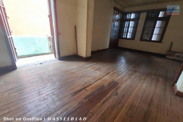 A  vendre Maison traditionnelle à rénover bord de route à bel'air Ankadivato contact 034 02 443 01