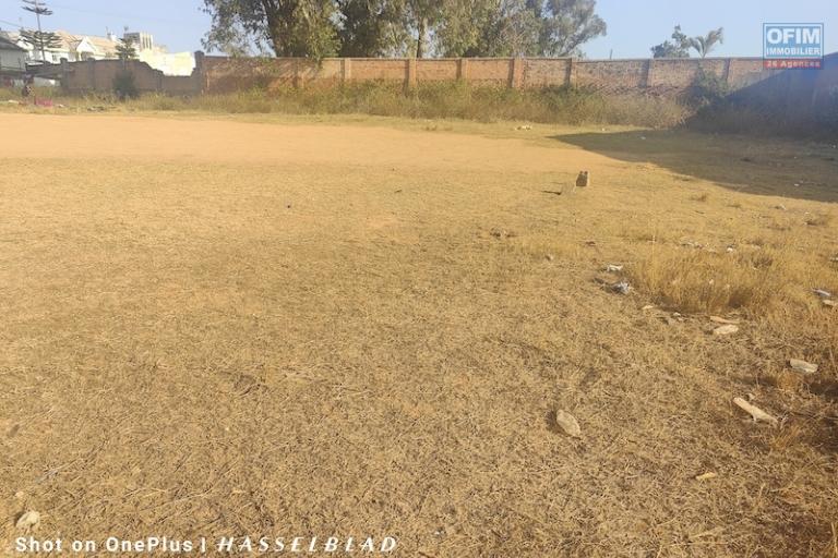 A vendre Terrain 3535 M2 (morcelable) pr&ecirc;t &agrave; construire &agrave; ilaivola ivato contact rapide Mr Jacky : jacky@ofim.mg