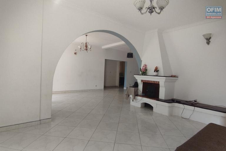 A louer, villa F5 à étage sise à Ambohimirary- Antananarivo (contact Felana 0341654755)