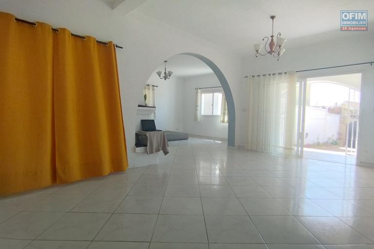 A louer, villa F5 à étage sise à Ambohimirary- Antananarivo (contact Felana 0341654755)