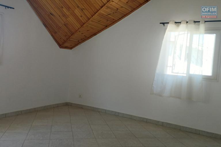 A louer, villa F5 à étage sise à Ambohimirary- Antananarivo (contact Felana 0341654755)