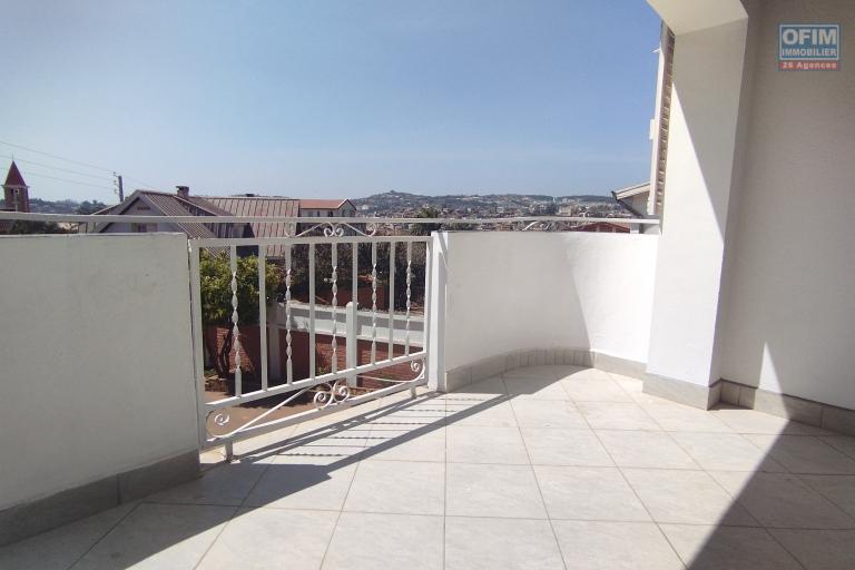 A louer, villa F5 à étage sise à Ambohimirary- Antananarivo (contact Felana 0341654755)