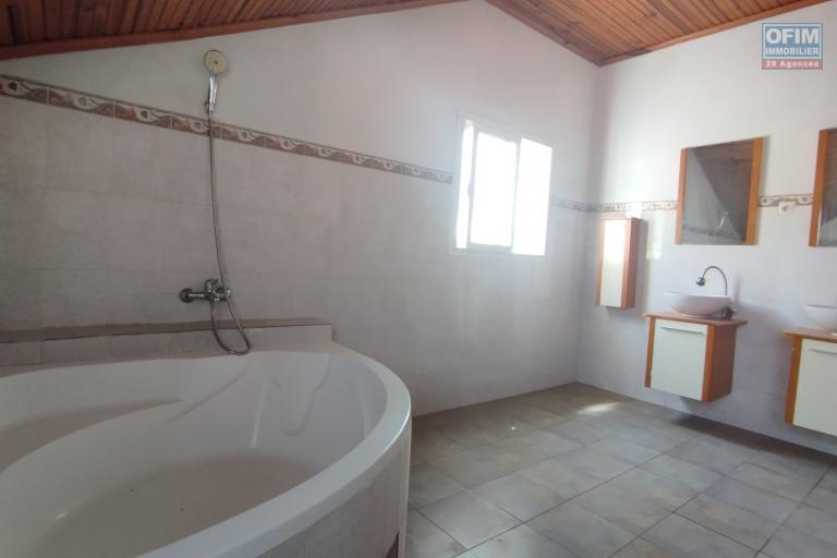 A louer, villa F5 &agrave; &eacute;tage sise &agrave; Ambohimirary- Antananarivo (contact Felana)