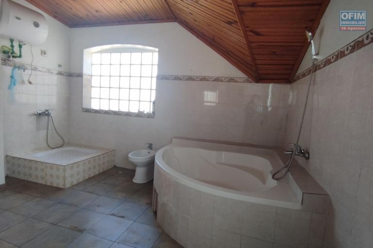 A louer, villa F5 à étage sise à Ambohimirary- Antananarivo (contact Felana 0341654755)