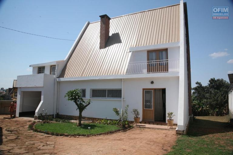 Opportunit&eacute; &agrave; ne pas manquer, villa &agrave; vendre sur Ambohibao &agrave; quelques m&egrave;tres de la route principale, sur un terrain de 1 000m2. Contact Mr Jacky +261 34 02 443 04