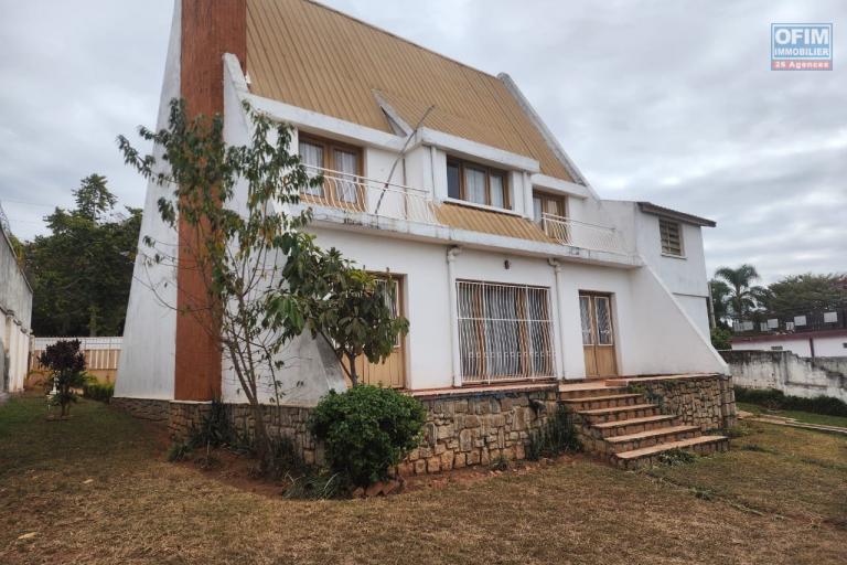 Opportunité à ne pas manquer, villa à rénover à vendre sur Ambohibao à quelques mètres de la route principale, sur un terrain de 1 000m2. Contact Mr Jacky
