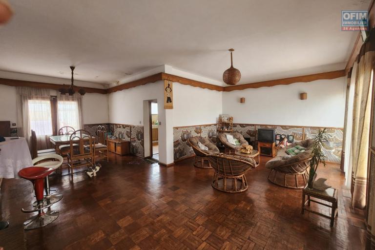 Opportunité à ne pas manquer, villa à vendre sur Ambohibao à quelques mètres de la route principale. Contact Mr Jacky +261 34 02 443 04