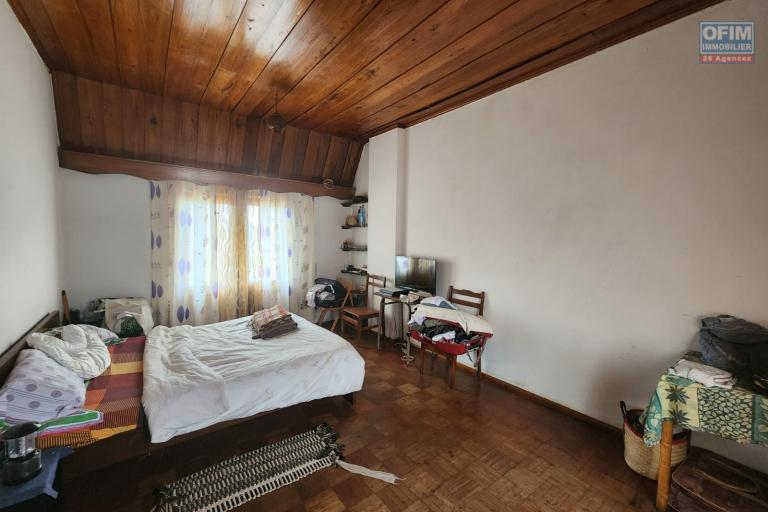 Opportunité à ne pas manquer, villa à vendre sur Ambohibao à quelques mètres de la route principale. Contact Mr Jacky +261 34 02 443 04
