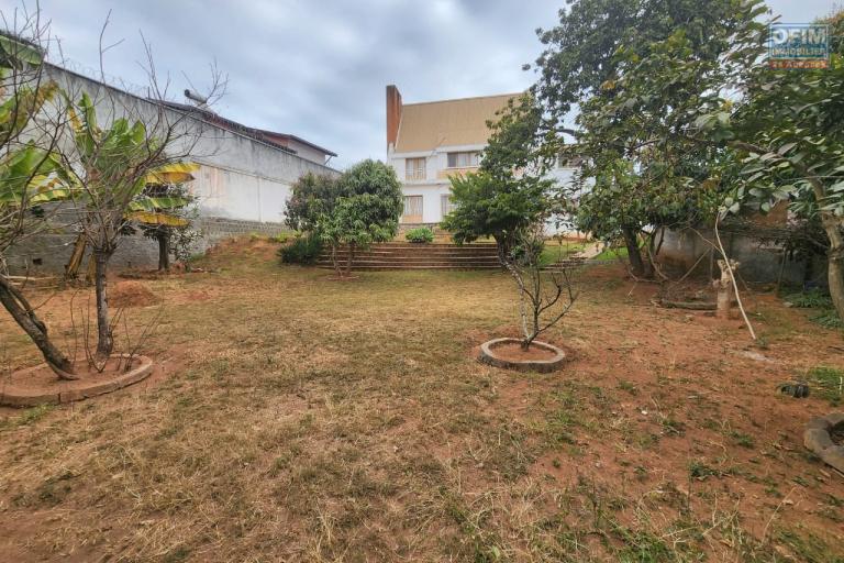 Opportunité à ne pas manquer, villa à vendre sur Ambohibao à quelques mètres de la route principale. Contact Mr Jacky +261 34 02 443 04