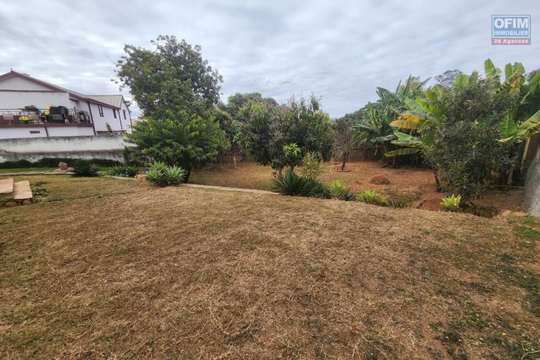 Opportunit&eacute; &agrave; ne pas manquer, villa &agrave; vendre sur Ambohibao &agrave; quelques m&egrave;tres de la route principale, sur un terrain de 1 000m2. Contact Mr Jacky +261 34 02 443 04