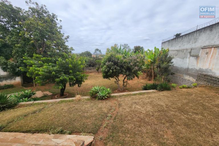 Opportunit&eacute; &agrave; ne pas manquer, villa &agrave; vendre sur Ambohibao &agrave; quelques m&egrave;tres de la route principale, sur un terrain de 1 000m2. Contact Mr Jacky