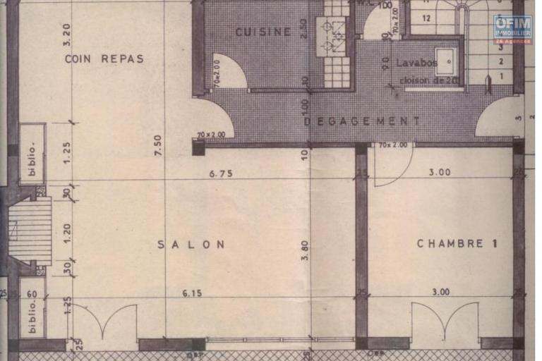 Opportunité à ne pas manquer, villa à rénover à vendre sur Ambohibao à quelques mètres de la route principale, sur un terrain de 1 000m2. Contact Mr Jacky