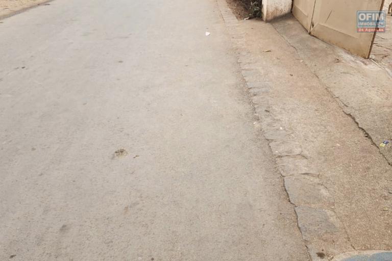 Opportunité à ne pas manquer, villa à vendre sur Ambohibao à quelques mètres de la route principale. Contact Mr Jacky +261 34 02 443 04