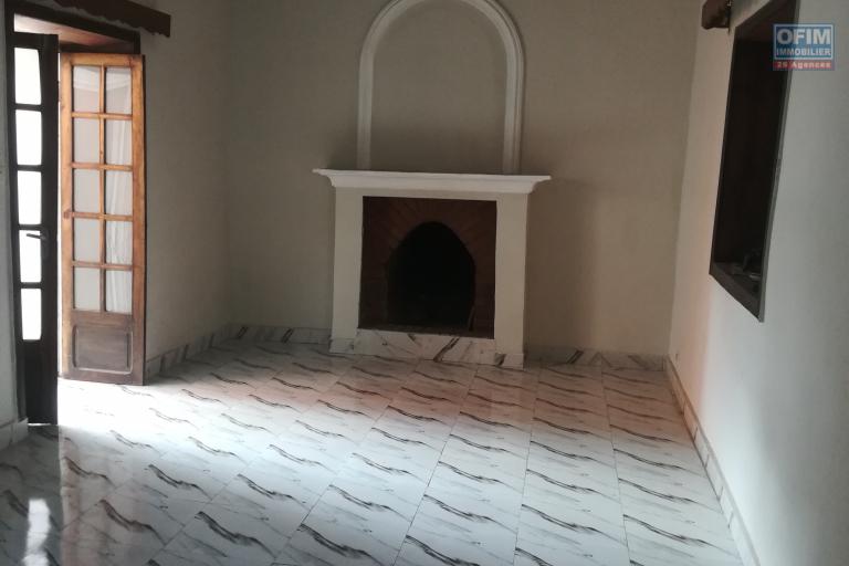 Une maison F4 à étage à Ambanidia ( CONTACT LALAINA 0340858376)