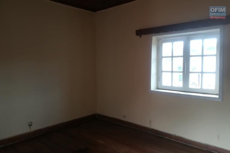 Une maison F4 à étage à Ambanidia ( CONTACT LALAINA 0340858376)