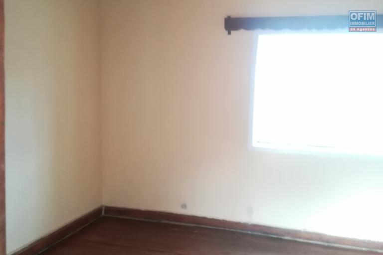 Une maison F4 à étage à Ambanidia ( CONTACT LALAINA 0340858376)