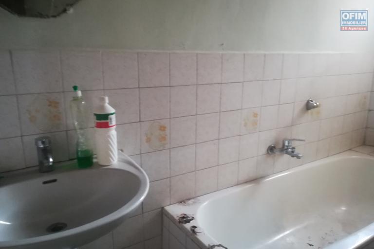 Une maison F4 à étage à Ambanidia ( CONTACT LALAINA 0340858376)