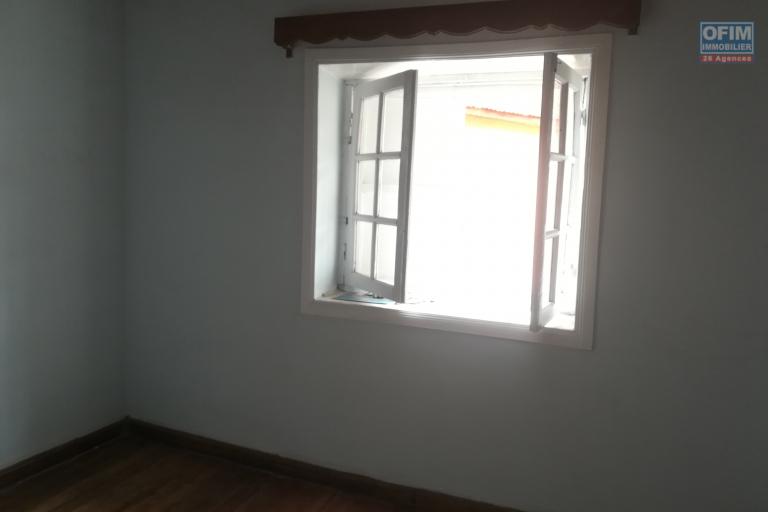 Une maison F4 à étage à Ambanidia ( CONTACT LALAINA 0340858376)
