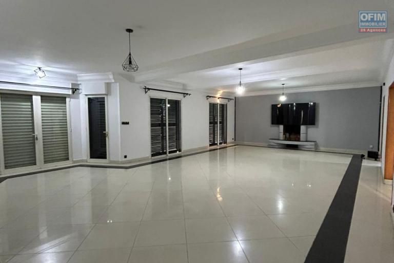 Une villa F6 avec piscine à Nanisana ( CONTACT LALAINA 0340858376 )