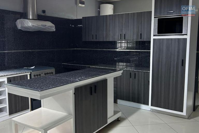Une villa F6 avec piscine à Nanisana ( CONTACT LALAINA 0340858376 )