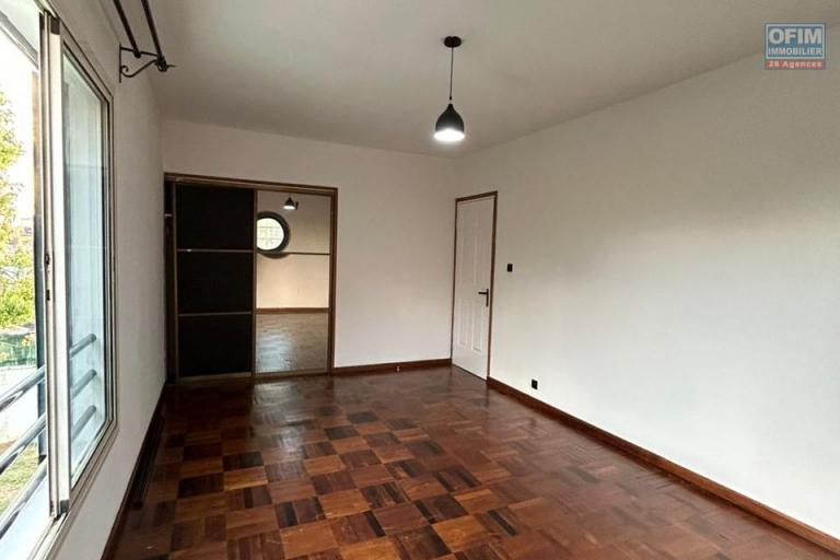 Une villa F6 avec piscine à Nanisana ( CONTACT LALAINA 0340858376 )