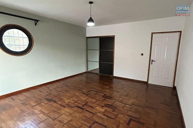 Une villa F6 avec piscine à Nanisana ( CONTACT LALAINA 0340858376 )