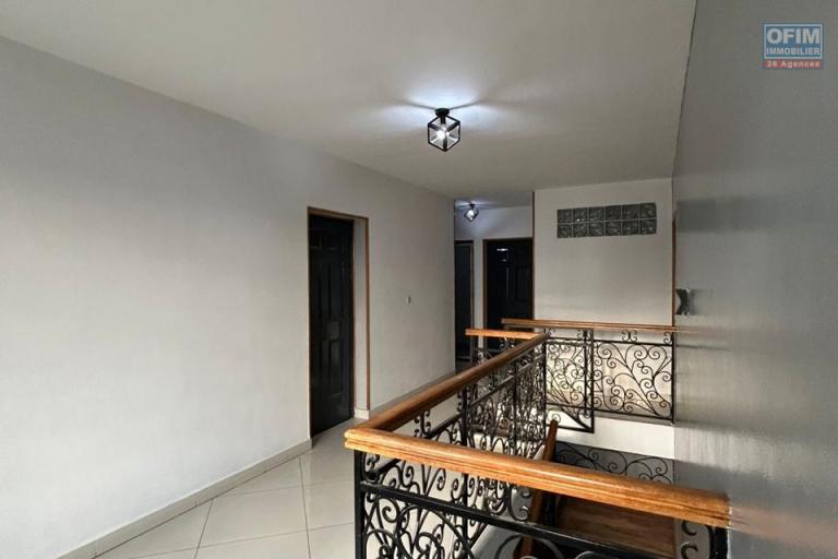Une villa F6 avec piscine à Nanisana ( CONTACT LALAINA 0340858376 )