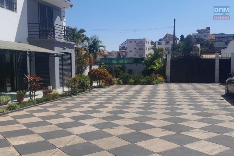 Une villa F6 avec piscine à Nanisana ( CONTACT LALAINA 0340858376 )