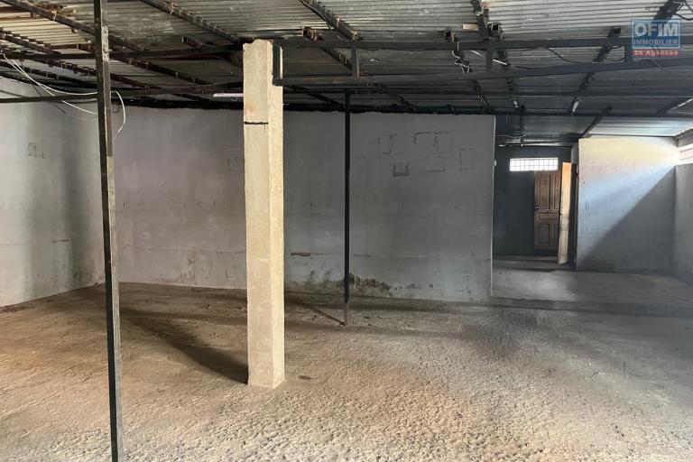 Un local commercial sur 3 niveaux à Andranonahoatra Itaosy ( CONTACT lALAINA 0340858376)