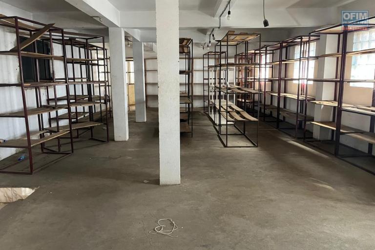 Un local commercial sur 3 niveaux à Andranonahoatra Itaosy ( CONTACT lALAINA 0340858376)